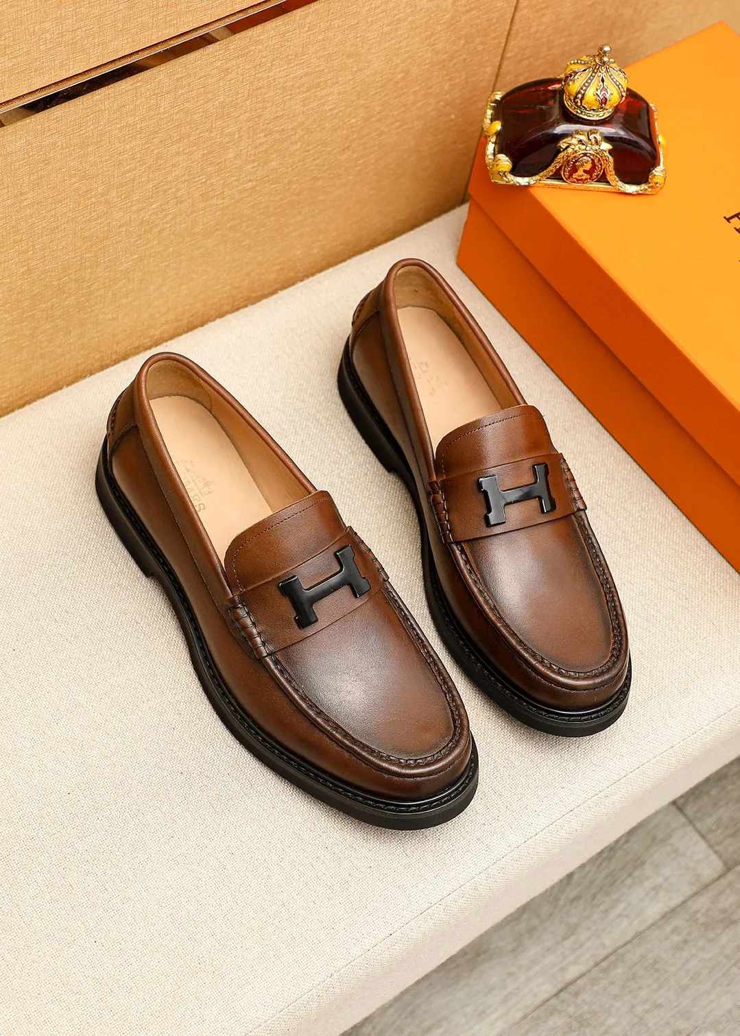 Men's shoes 💰442 💐 Product trademark: HERMES "Hermès" fashionable casual leather shoes Regular size: 38-44 (45🉑️customized) Product materials: Selected imported first-layer calfskin upper + classic hardware buckle, imported cowhide leather lining. Strong three-dimensional visual effect, original outsole color: 2 colors available